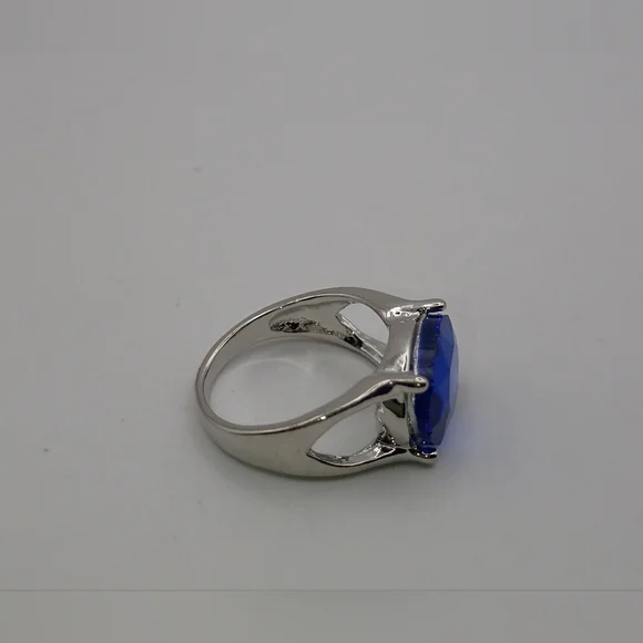 Blue Oval Crystal Statement Ring Silver Tone 6.5 - Picture 2 of 3